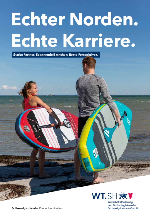 Titelseite der Karriere-Broschüre mit dem Titel "Echter Norden. Echte Karriere". Drei Personen aus verschiedenen Branchen stehen in ihrer Arbeitsbekleidung an einem Zaun. Hinter ihnen das Meer.