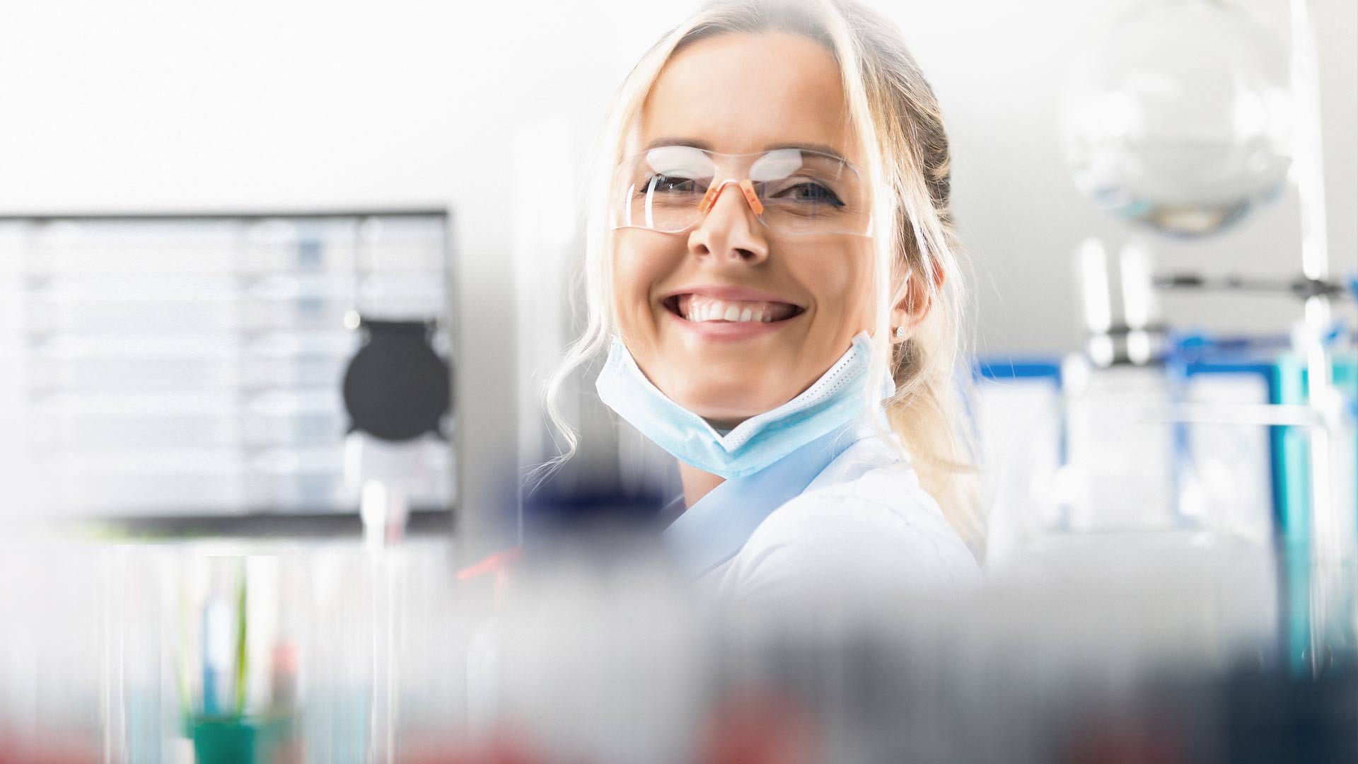  Eine Zahntechnikern im Labor, sie lächelt in die Kamera und steht symbolisch für Fachkräfte. 