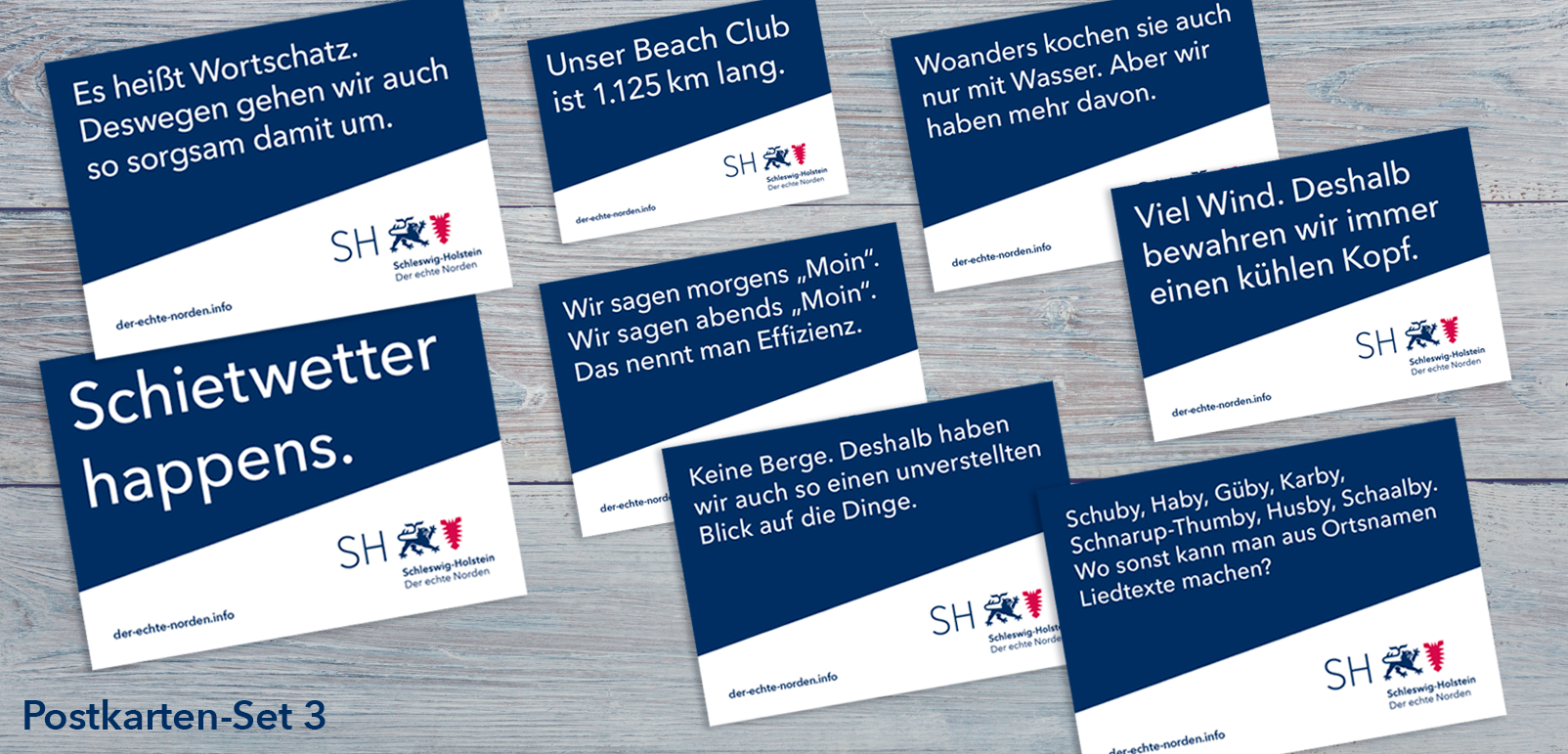  Postkartenset 3 mit blauer Diagonale auf weißem Grund. Darauf ein Spruch wie:"Unser Beach Club ist 1.125km lang".