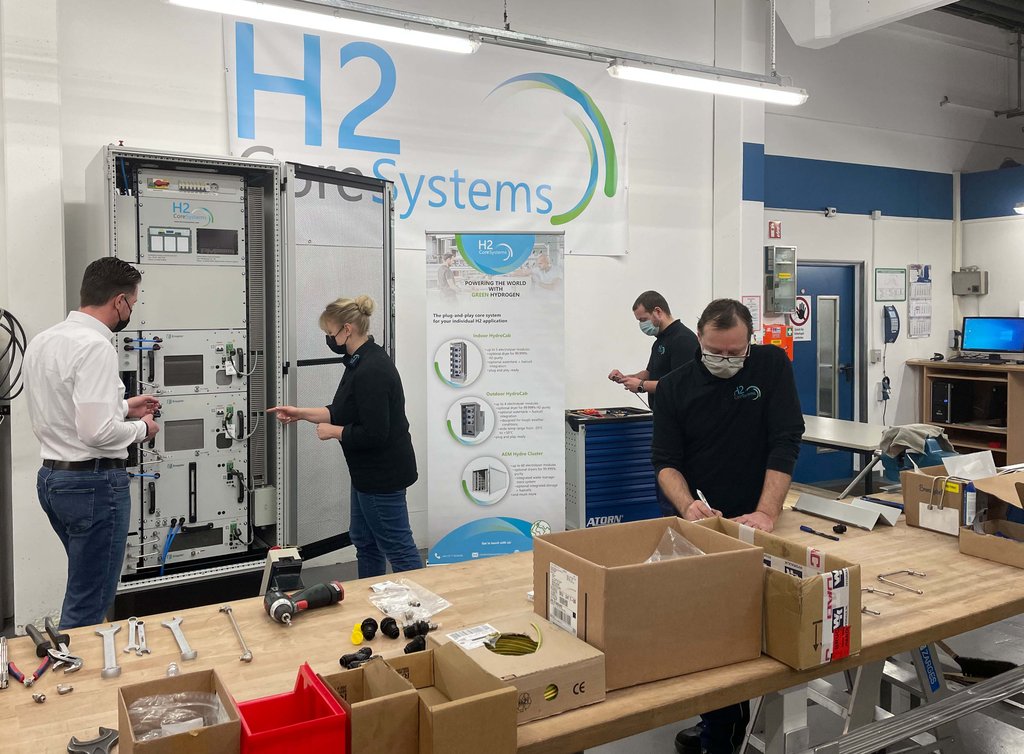 Mitarbeiter setzen ein H2 Core System zusammen.