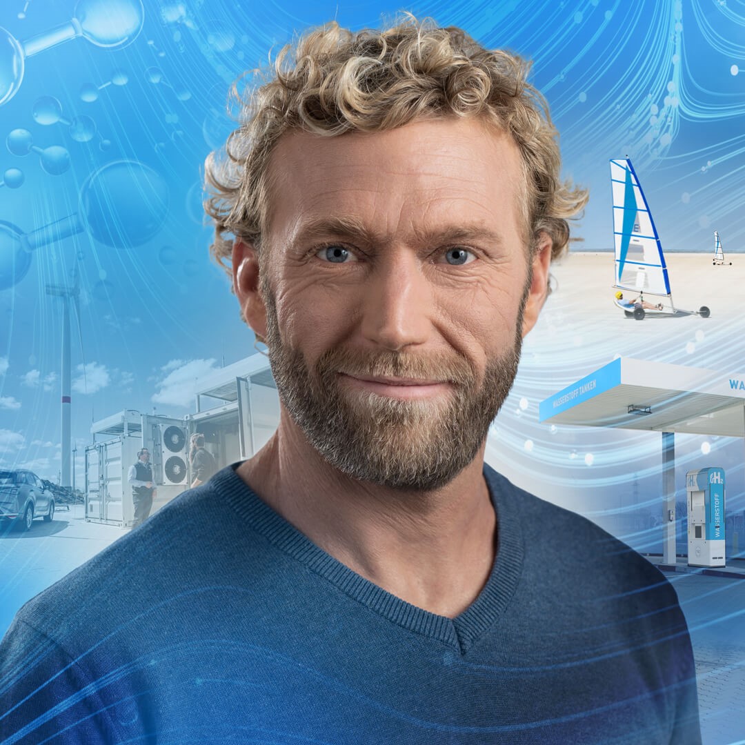 Ein Mann mit blonden Locken und Bart blickt in die Kamera. Im Hintergrund sind Bilder zum Thema erneuerbare Energien: Windräder, Moleküle, eine Wasserstofftankstelle und Strandseglern am Meer.